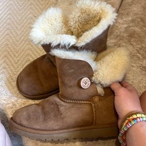 Short chestnut Uggs - Bailey Button II